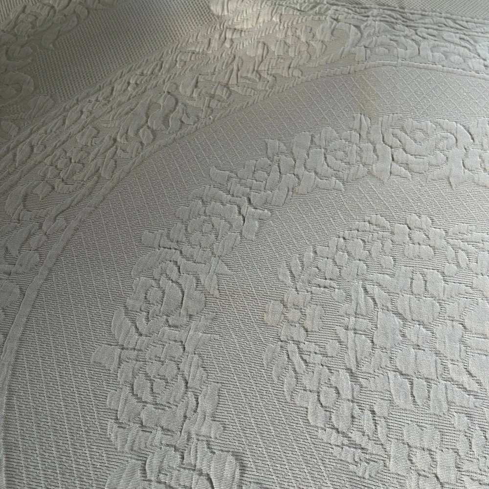 Domestications Jacquard Coverlet 2 Shams Medallion Center Scalloped Portugal
